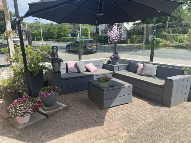 Gezellige zithoek op het terras van Café Petit-Restaurant Wolf